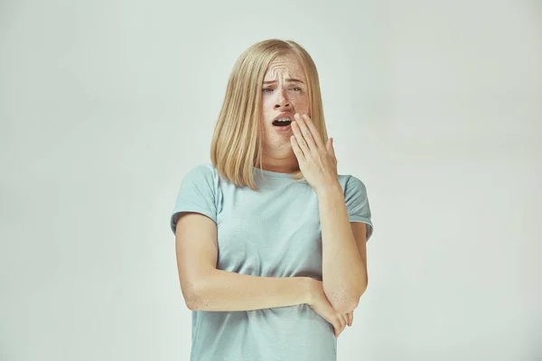 Hermosa mujer aburrida aburrida aislada sobre fondo gris —  Fotos de Stock