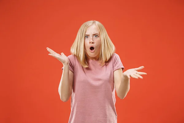 Un retrato de mujer gritando sorprendida —  Fotos de Stock