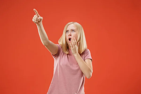 Un retrato de mujer gritando sorprendida —  Fotos de Stock