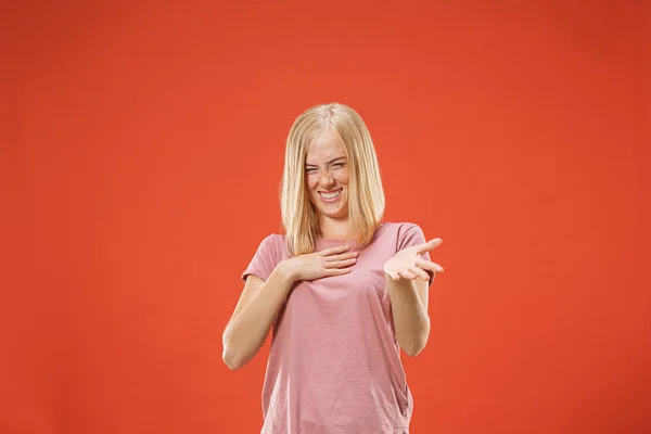 Glückliche Frau. Bild des weiblichen Modells auf rot — Stockfoto