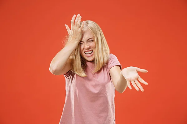 Donna felice. immagine di modello femminile su rosso — Foto Stock
