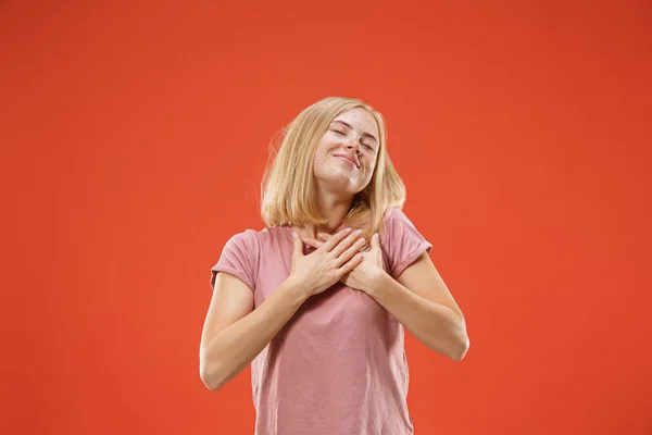 Mujer feliz. imagen de modelo femenino sobre rojo —  Fotos de Stock