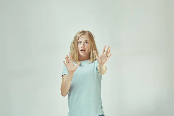 Retrato de la mujer asustada en gris —  Fotos de Stock