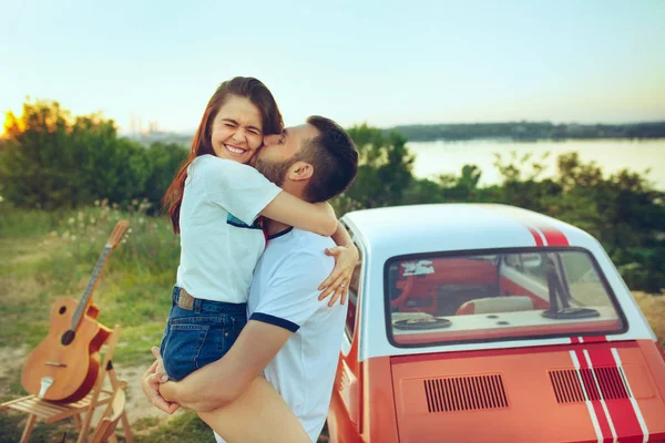 Paar zitten en rusten op het strand op een zomerdag in de buurt van rivier — Stockfoto