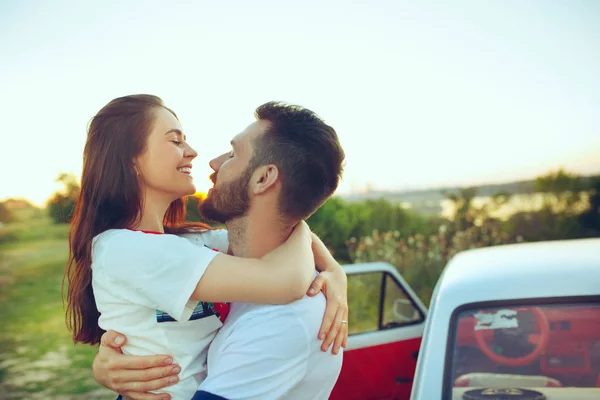 คู่รักพักผ่อนบนชายหาดในวันฤดูร้อนใกล้แม่น้ํา — ภาพถ่ายสต็อก