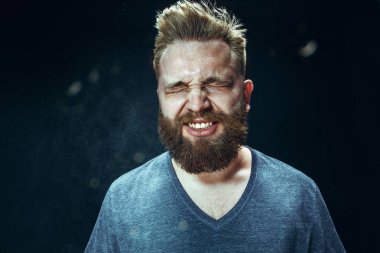Hapşırma, sakallı stüdyo portre yakışıklı delikanlı