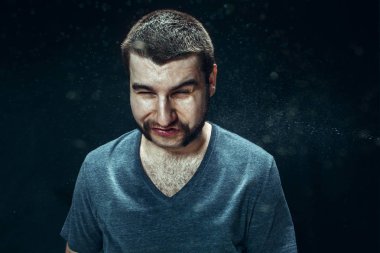 Hapşırma, sakallı stüdyo portre yakışıklı delikanlı