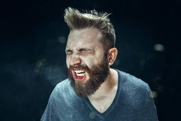 Jeune homme beau avec éternuement barbe, portrait studio — Photo