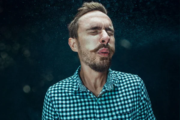 Jovem homem bonito com espirros de barba, retrato de estúdio — Fotografia de Stock