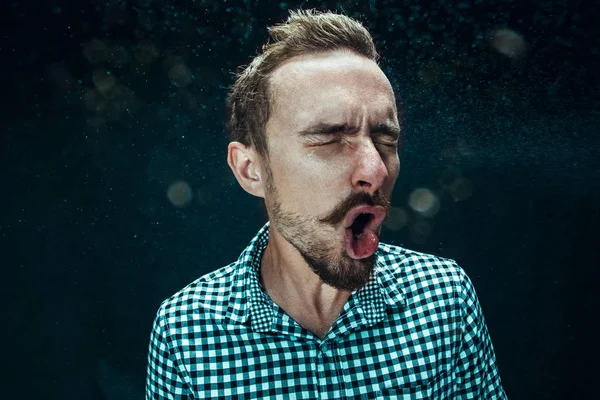 Joven hombre guapo con barba estornudando, retrato de estudio —  Fotos de Stock