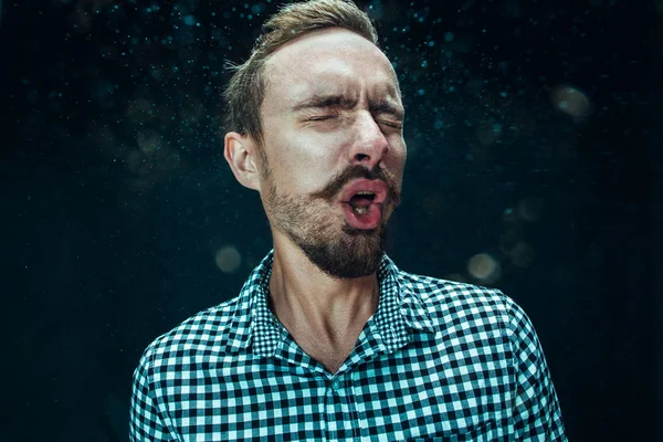 Jovem homem bonito com espirros de barba, retrato de estúdio — Fotografia de Stock