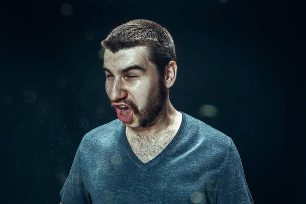 Joven hombre guapo con barba estornudando, retrato de estudio —  Fotos de Stock