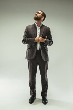 Cep telefonu ile yakışıklı işadamı