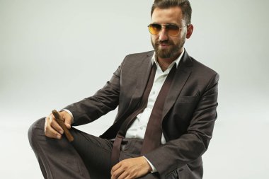 Puro tutan elbiseli barded adam