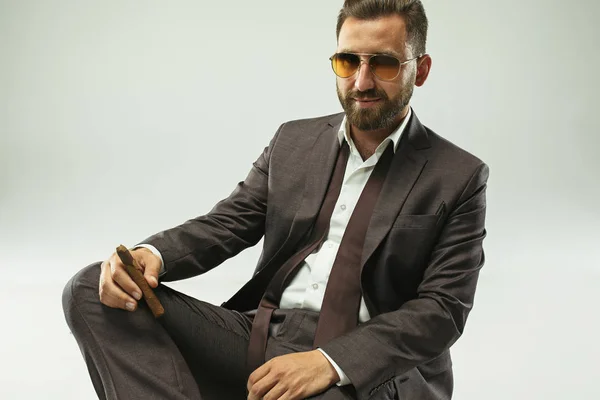 El hombre barbudo con un traje sosteniendo cigarros — Foto de Stock