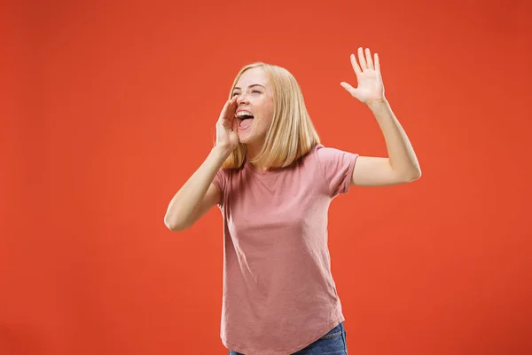 Et portrett av overrasket, skrikende kvinne. – stockfoto