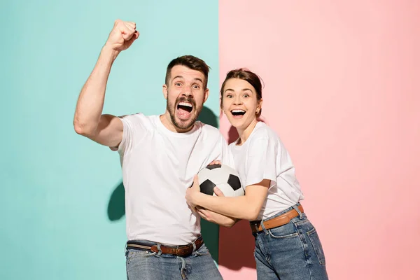 Los jóvenes fans celebrando en colores azules y rosados de moda . — Foto de Stock