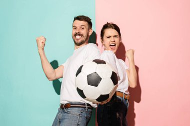 Trendy renkleri mavi ve pembe kutluyor genç hayranları.