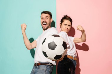 Trendy renkleri mavi ve pembe kutluyor genç hayranları.