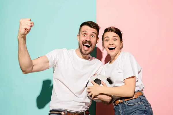 Les jeunes fans célébrant sur les couleurs bleu et rose à la mode . — Photo