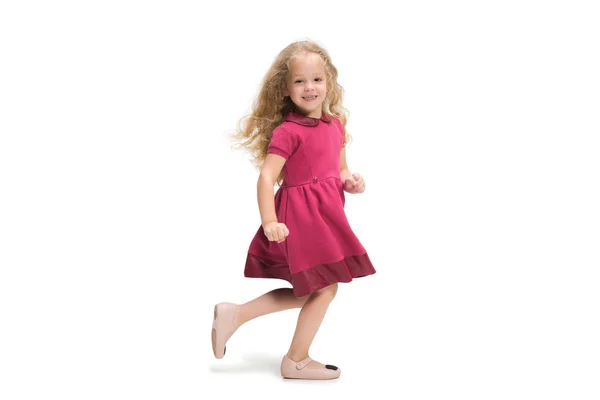Улыбающаяся милая девочка три года бегала по белому фону — стоковое фото