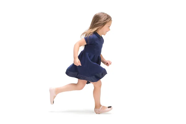 Усміхнена мила дівчинка-малюк три роки біжить на білому тлі — стокове фото