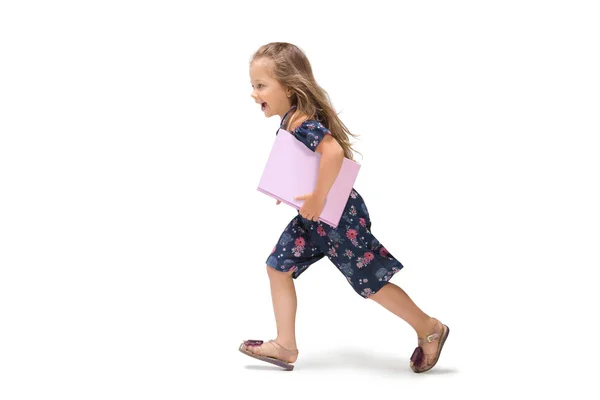 Souriant mignon bambin fille trois ans courir sur fond blanc — Photo