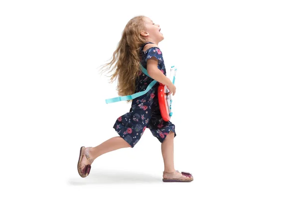 Souriant mignon bambin fille trois ans courir sur fond blanc — Photo