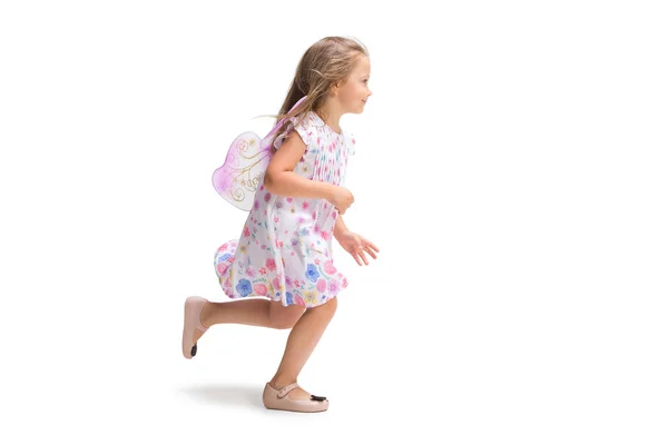 Усміхнена мила дівчинка-малюк три роки біжить на білому тлі — стокове фото