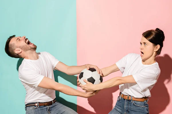 Los fans infelices y enojados sobre fondo azul y rosa . — Foto de Stock