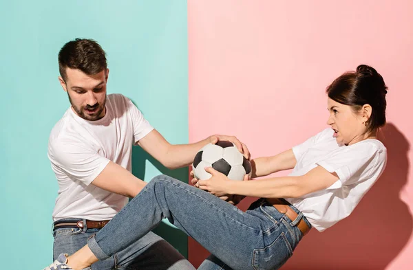 De missnöjda och arga fans på färgad blå och rosa bakgrund. — Stockfoto