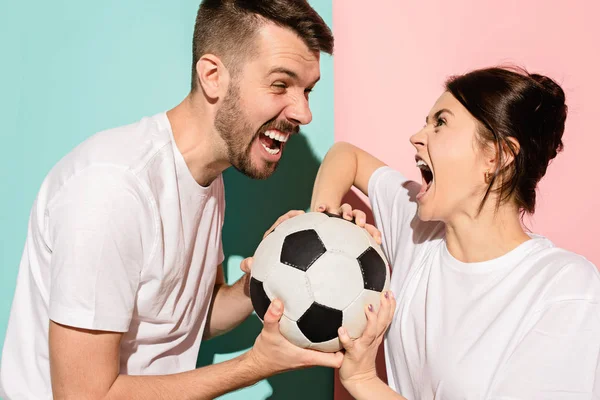 De missnöjda och arga fans på färgad blå och rosa bakgrund. — Stockfoto