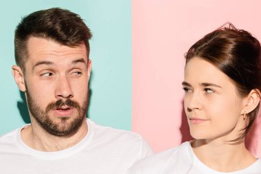 Şüphe. Şüphe, güvensizlik, güvensizlik kavramı. Şüpheli adam güvensizlik ifade ile seyir .