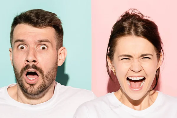 Närbild porträtt av unga par, man, kvinna. Att vara upphetsad glada leende, andra allvarliga, berörda, olycklig på rosa och blå bakgrund. Emotion kontraster — Stockfoto