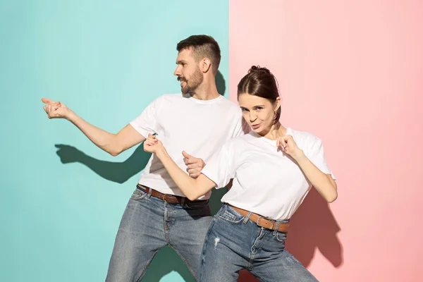 Een paar jonge man en vrouw hip-hop dansen op studio. — Stockfoto