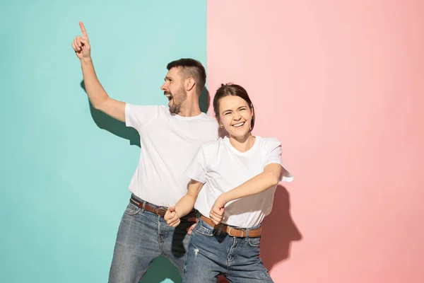 Een paar jonge man en vrouw hip-hop dansen op studio. — Stockfoto