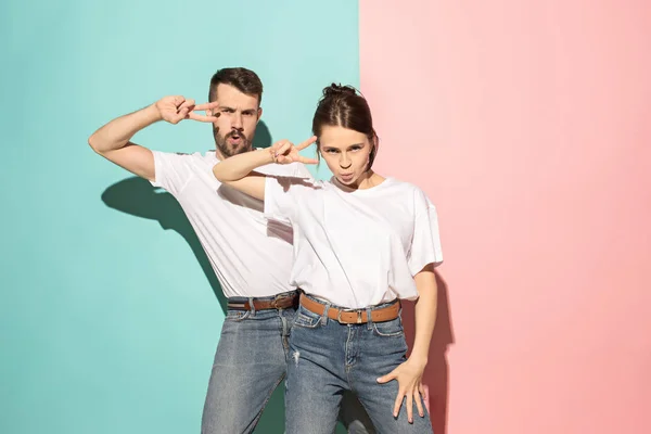 Un par de jóvenes bailando hip-hop en el estudio . — Foto de Stock