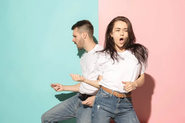 Ένα ζευγάρι των νεαρός άνδρας και γυναίκα χορεύει hip-hop στο στούντιο. — Φωτογραφία Αρχείου