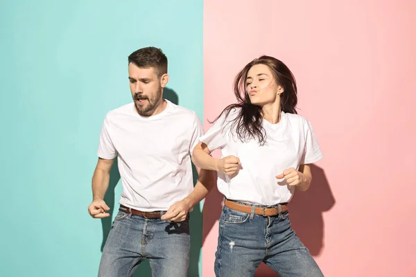 Um casal de jovens dançando hip-hop no estúdio . — Fotografia de Stock