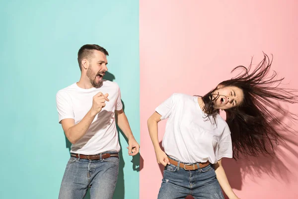 Un couple de jeunes hommes et femmes dansant hip-hop en studio . — Photo