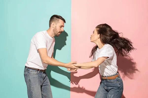 Un couple de jeunes hommes et femmes dansant hip-hop en studio . — Photo