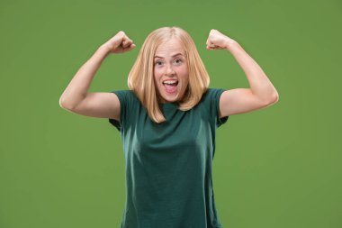 Kazanan başarılı kadın mutlu kendinden geçmiş bir kazanan olmak kutluyor. Dinamik enerjik görüntü kadın modeli