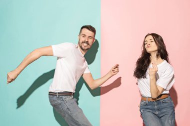birkaç genç adam ve kadın hip-hop dans stüdyosu.