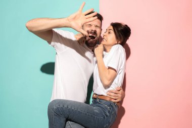 Portre korkmuş erkek ve kadın pembe ve mavi