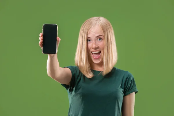 Portrét jistý neformální dívka ukazuje prázdná obrazovka mobilní telefon — Stock fotografie