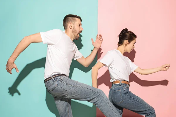 Un couple de jeunes hommes et femmes dansant hip-hop en studio . — Photo