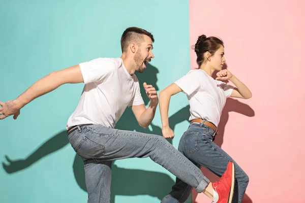Un couple de jeunes hommes et femmes dansant hip-hop en studio . — Photo