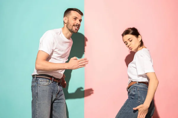 Un couple de jeunes hommes et femmes dansant hip-hop en studio . — Photo