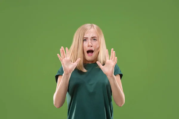Ritratto della donna spaventata sul verde — Foto Stock