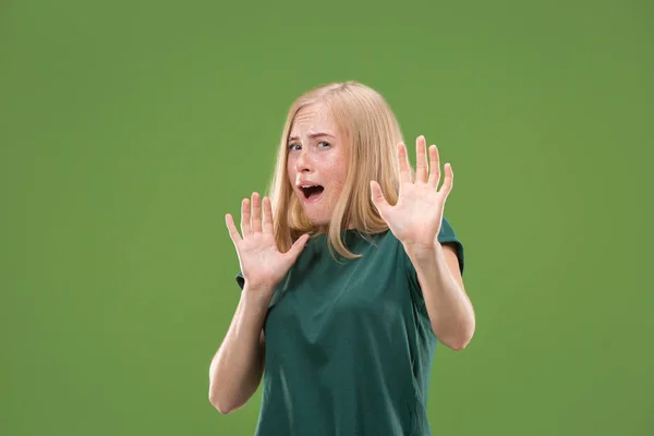 Portrét strach ženy na zelené — Stock fotografie